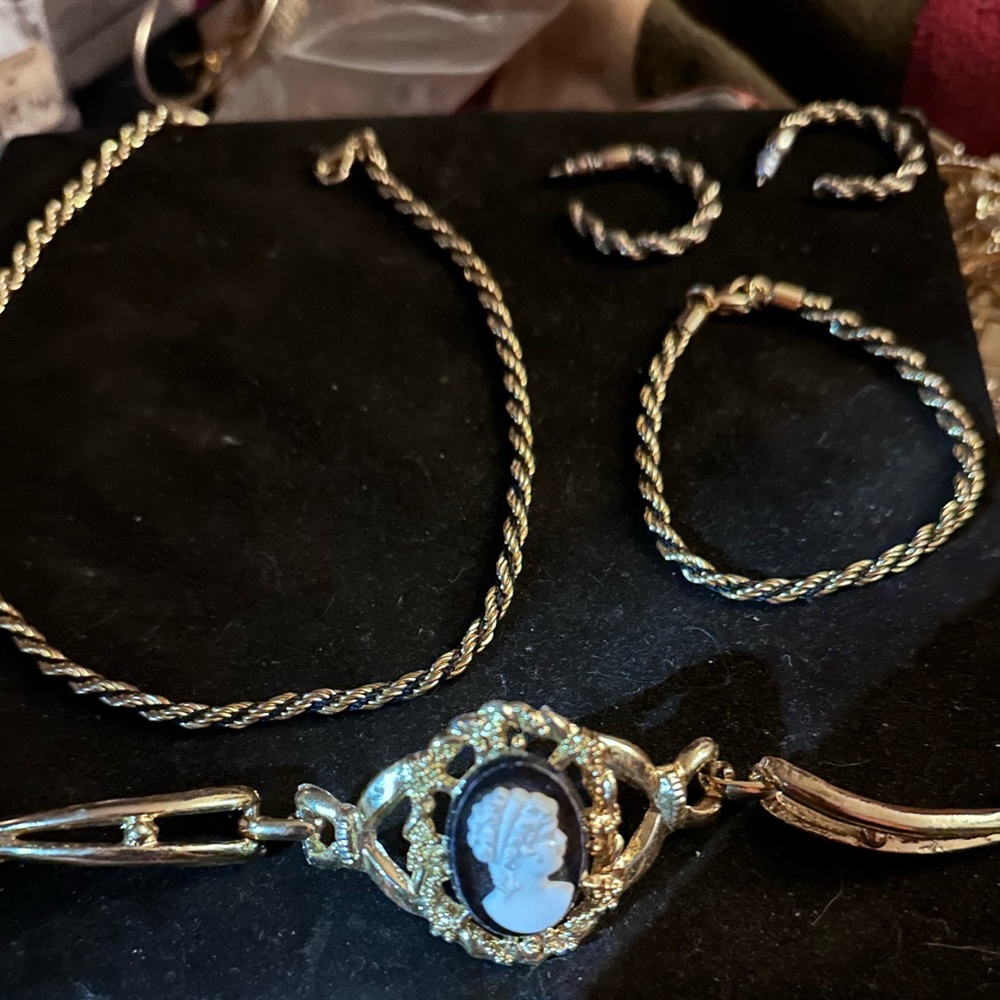 Black & gold twist jewelry & cameo lot